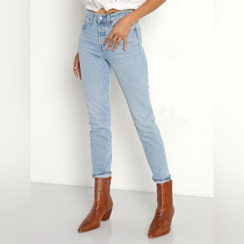 Levi’s • Wedgie Icon Fit Light Wash Skinny Jeans - Picture 9 of 10